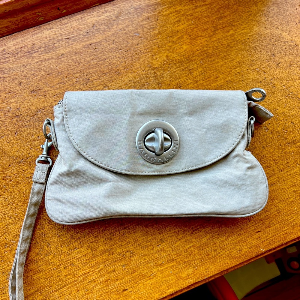 Baggallini beige/taupe wristlet clutch